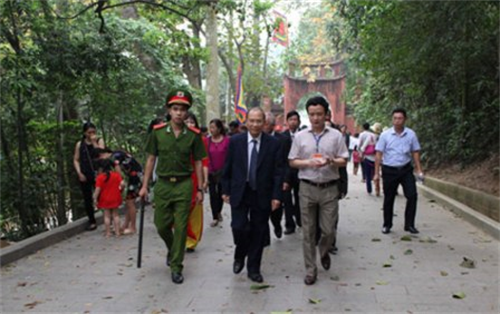 Tỉnh Bình Thuận tiến dâng lễ vật tại Đền Hùng